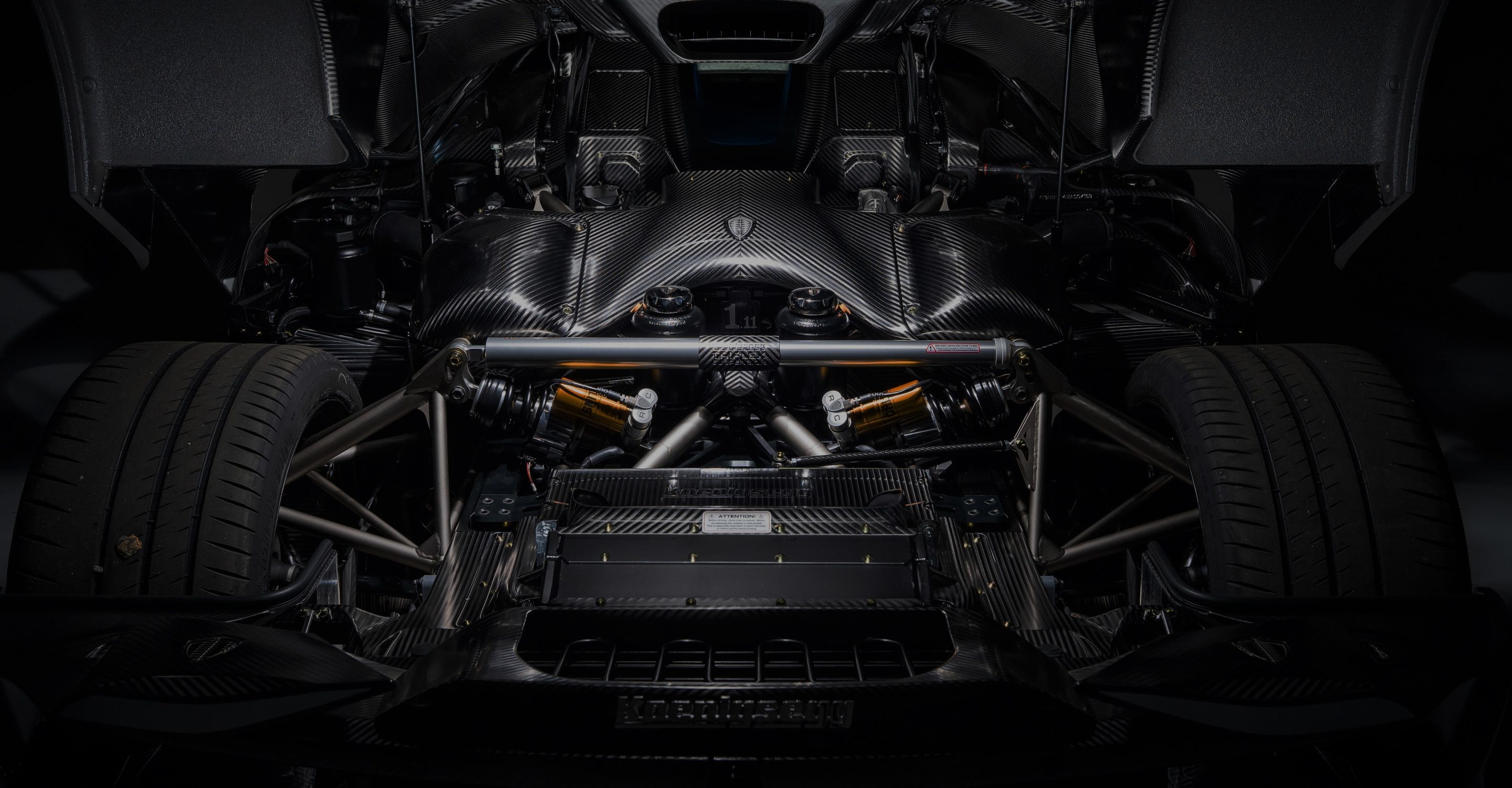 Triplex suspension system under the rear clam of the Regera