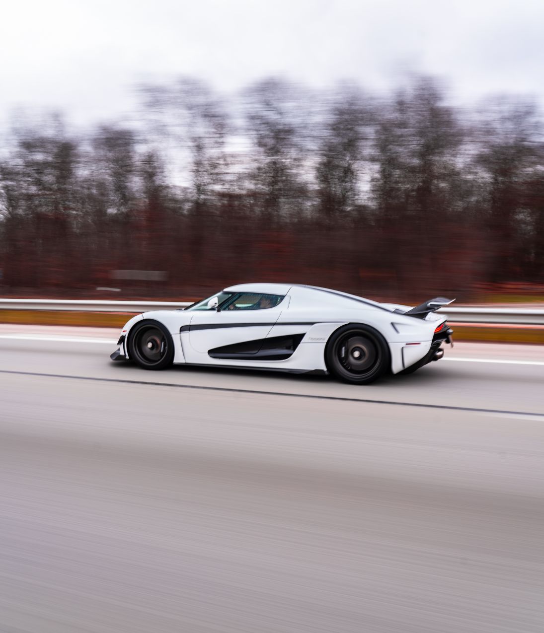 Regera driving on the freeway