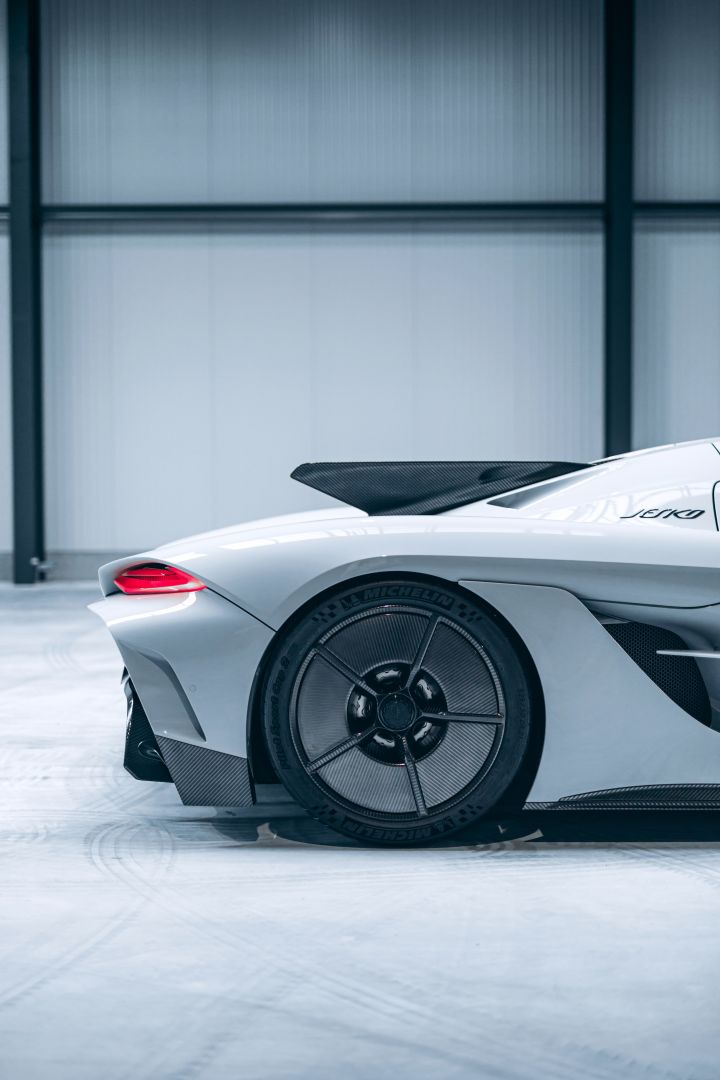 Rear wheel covers on the rear wheel